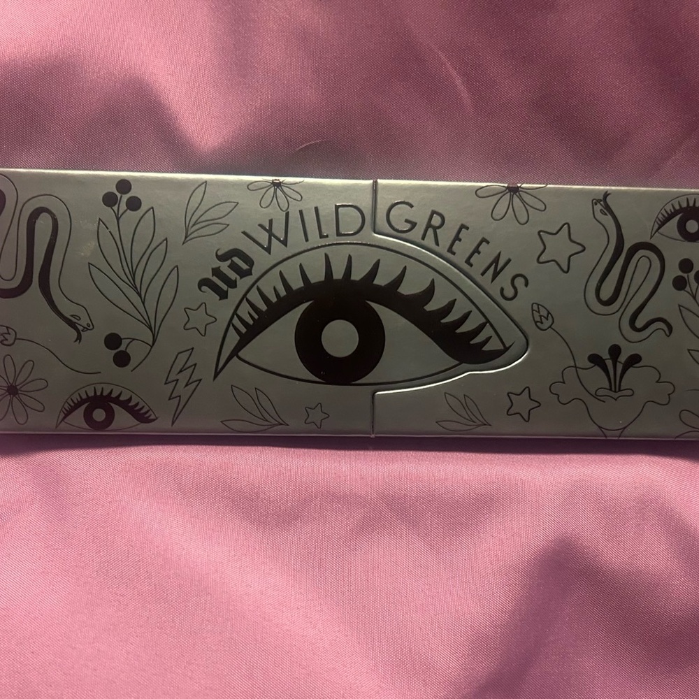 Urban Decay Wild Greens Eyeshadow Palette - Vibrant Collection